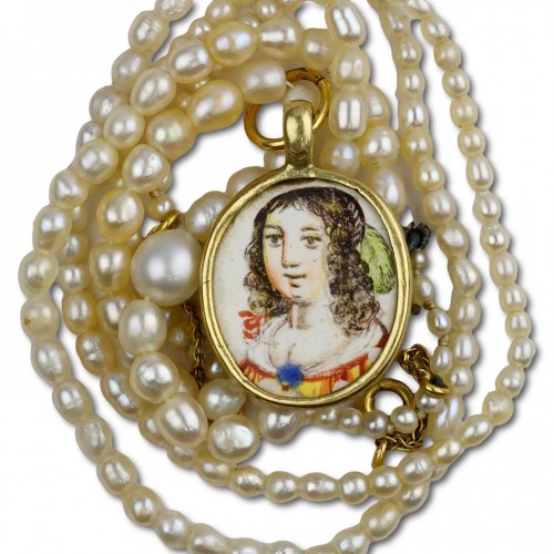 Antique Jewellery  - Gold and enamel pendant with the busts of beautiful ladies, France 17th century