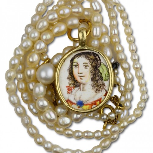 Bijouterie, Joaillerie  - Pendentif en or et émail représentant des bustes de belles dames, France 17e siècle