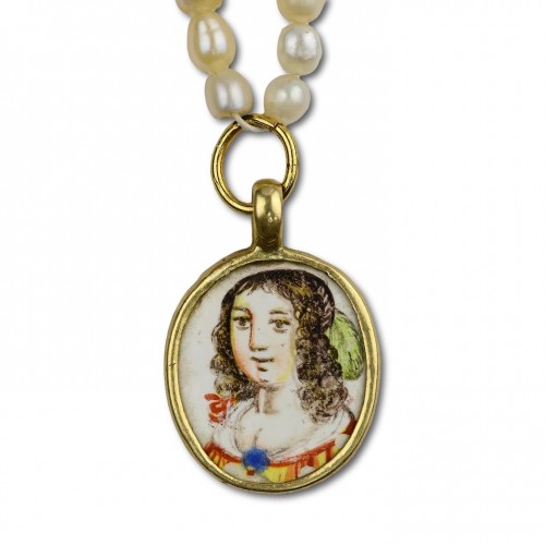 Gold and enamel pendant with the busts of beautiful ladies, France 17th century - 