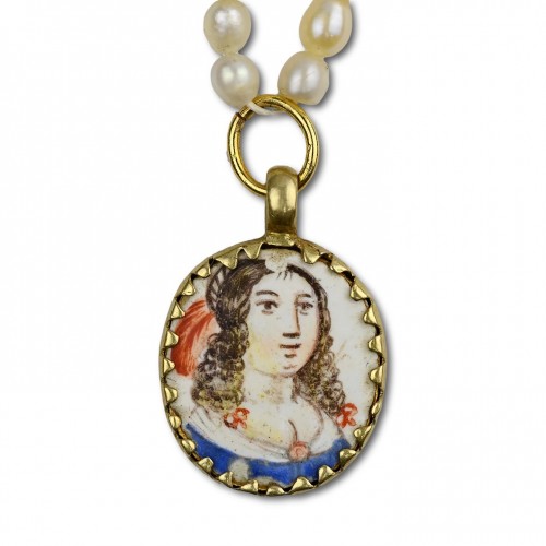 XVIIe siècle - Pendentif en or et émail représentant des bustes de belles dames, France 17e siècle