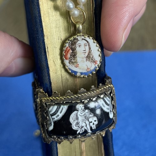 Gold and enamel pendant with the busts of beautiful ladies, France 17th century - 