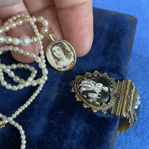 Antiquités - Gold and enamel pendant with the busts of beautiful ladies, France 17th century