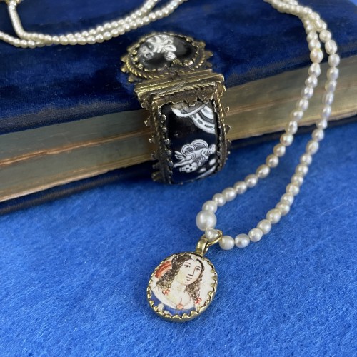 Antiquités - Gold and enamel pendant with the busts of beautiful ladies, France 17th century