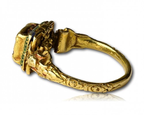 Renaissance gold and enamel ring set with a ruby, Western Europe 16th century - 