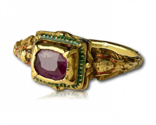Renaissance gold and enamel ring set with a ruby, Western Europe 16th century - 