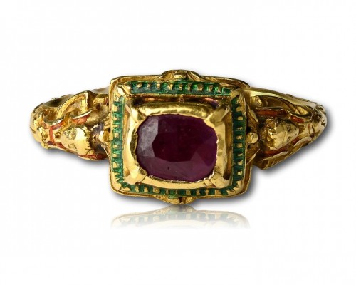  - Bague Renaissance en or et émail sertie d'un rubis, Europe occidentale XVIe siècle.