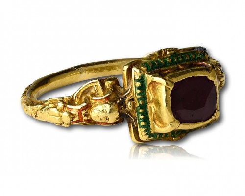 Antiquités - Renaissance gold and enamel ring set with a ruby, Western Europe 16th century