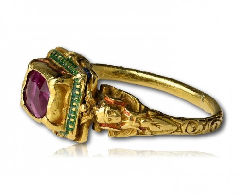 Antiquités - Renaissance gold and enamel ring set with a ruby, Western Europe 16th century