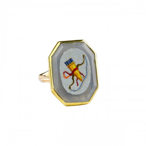 Gold ring set with a micromosaic of Cupids bow and a quiver of arrows