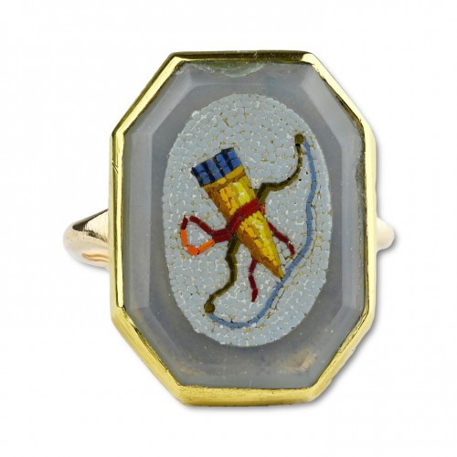 Gold ring set with a micromosaic of Cupids bow and a quiver of arrows - Antique Jewellery Style 