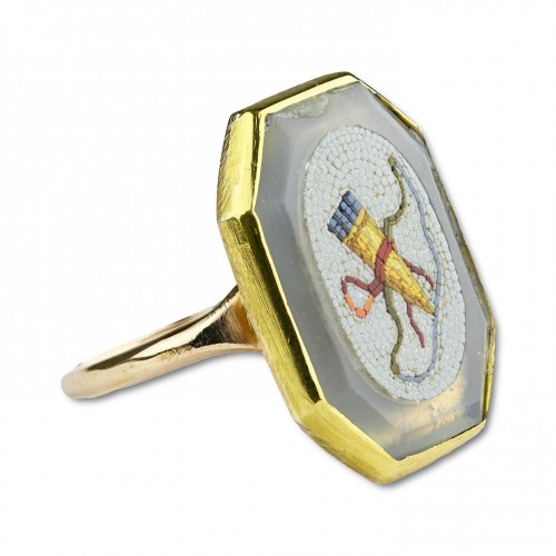 Gold ring set with a micromosaic of Cupids bow and a quiver of arrows - 