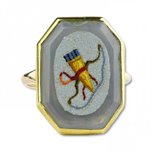19th century - Gold ring set with a micromosaic of Cupids bow and a quiver of arrows