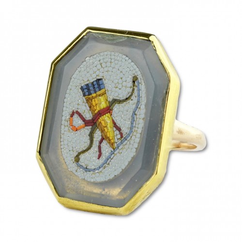 Gold ring set with a micromosaic of Cupids bow and a quiver of arrows - 