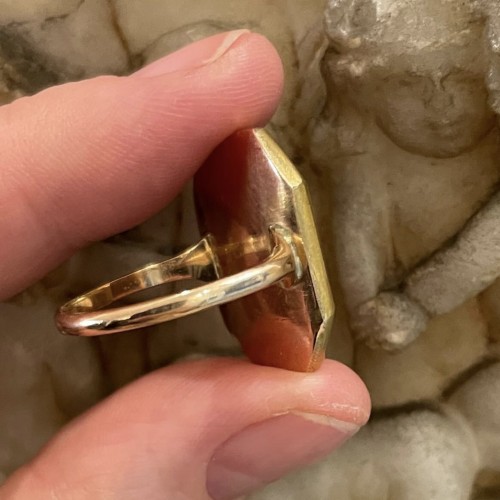  - Bague en or sertie d'une micromosaïque représentant un arc d'Amour