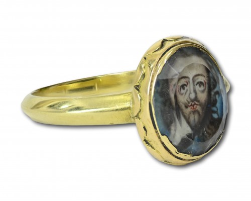 Importante bague royaliste en or avec un portrait du roi Charles Ier, vers 1600-1648/ - 