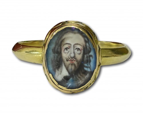 Antiquités - Importante bague royaliste en or avec un portrait du roi Charles Ier, vers 1600-1648/