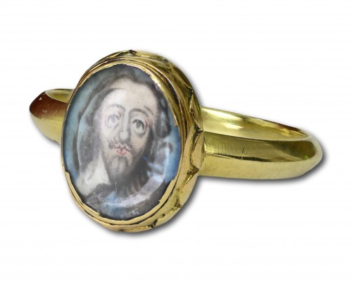 Antiquités - Importante bague royaliste en or avec un portrait du roi Charles Ier, vers 1600-1648/