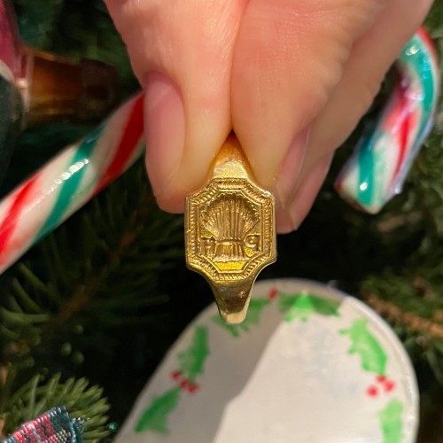 Gold signet ring carved with the image of a wheat sheaf. 17th centuty - 