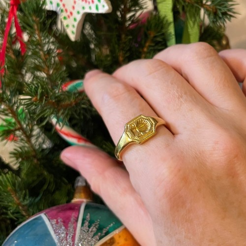 Antiquités - Gold signet ring carved with the image of a wheat sheaf. 17th centuty