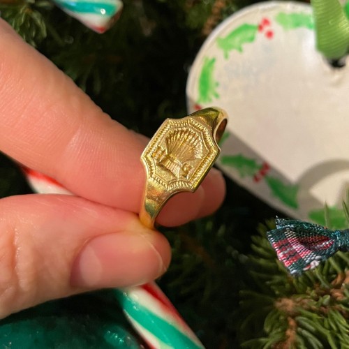 Antiquités - Bague chevalière en or sculptée de l'image d'une gerbe de blé du XVIIe siècle