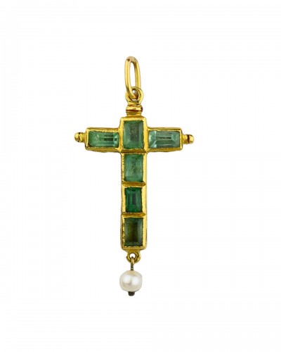 Pendentif croix en or et émail avec émeraudes taillées en table