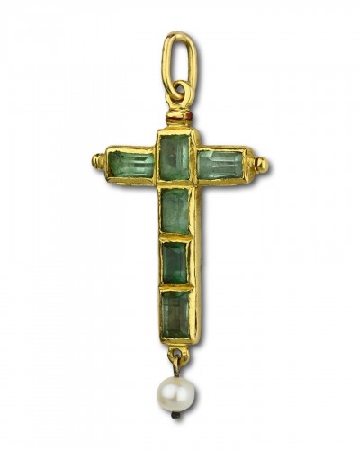 Pendentif croix en or et émail avec émeraudes taillées en table - Matthew Holder
