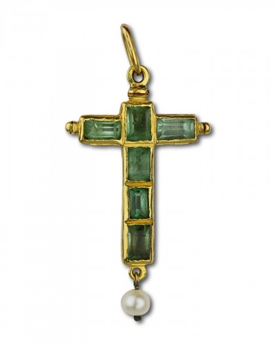 17th century - Gold and enamel cross pendant with table cut emeralds