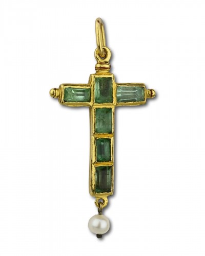 Pendentif croix en or et émail avec émeraudes taillées en table - 