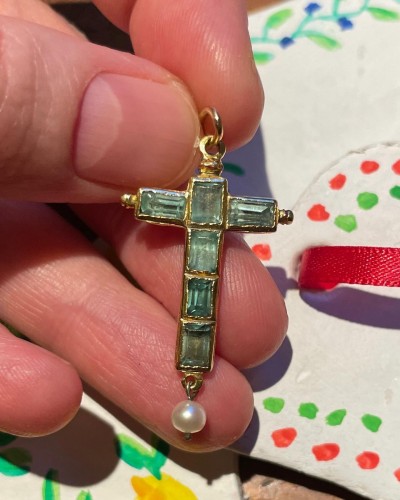 Antiquités - Pendentif croix en or et émail avec émeraudes taillées en table