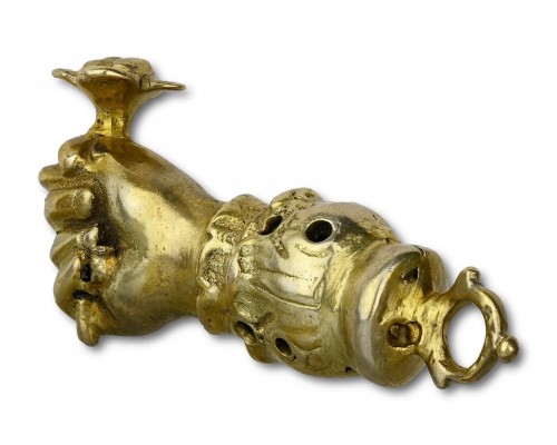 XVIIe siècle - Pendentif pomandre en argent doré en forme de figa, Allemagne début du XVIIe siècle.