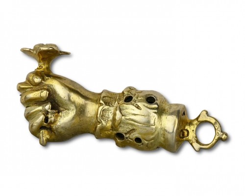 Antiquités - Pendentif pomandre en argent doré en forme de figa, Allemagne début du XVIIe siècle.