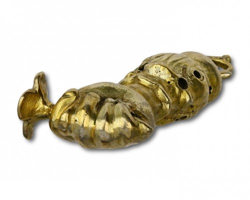 Antiquités - Pendentif pomandre en argent doré en forme de figa, Allemagne début du XVIIe siècle.