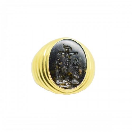 Bague en or avec intaille en agate représentant la crucifixion