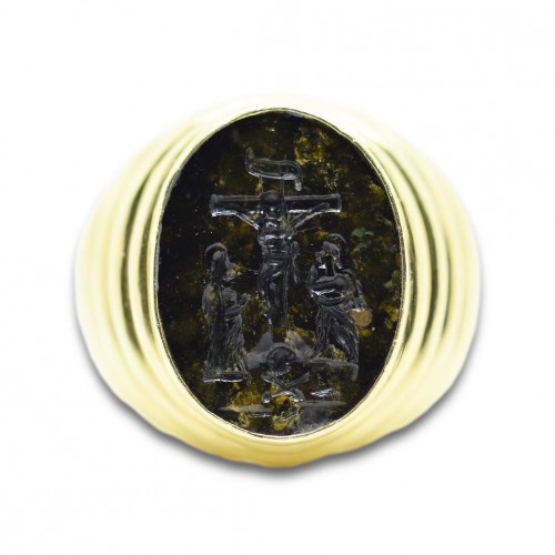 Bijouterie, Joaillerie Bagues - Bague en or avec intaille en agate représentant la crucifixion