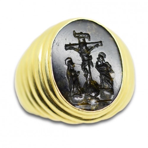 XVIe siècle et avant - Bague en or avec intaille en agate représentant la crucifixion