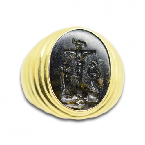 Intaglio Ring In Moss Agate With The Crucifixion - 