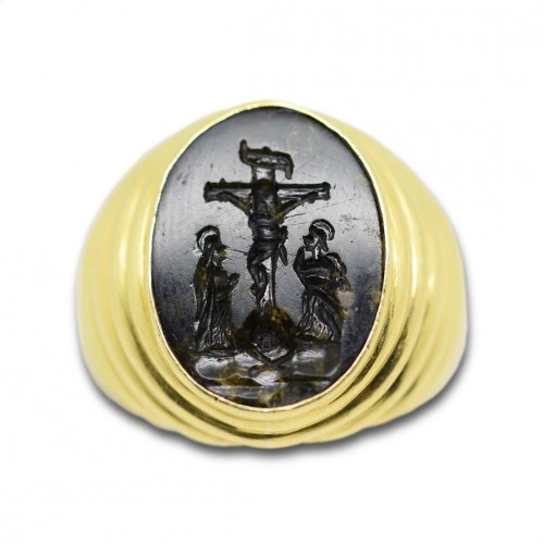  - Bague en or avec intaille en agate représentant la crucifixion