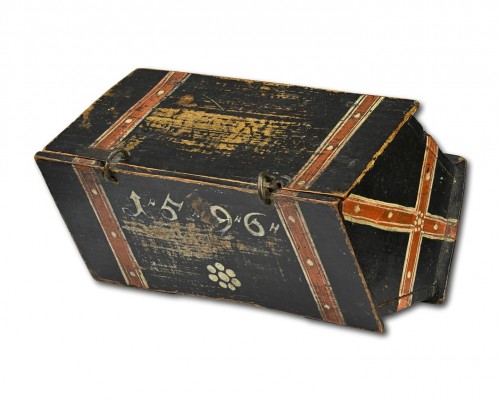 Antiquités - Miniature painted beech casket dated 1592, Germany late 16th century