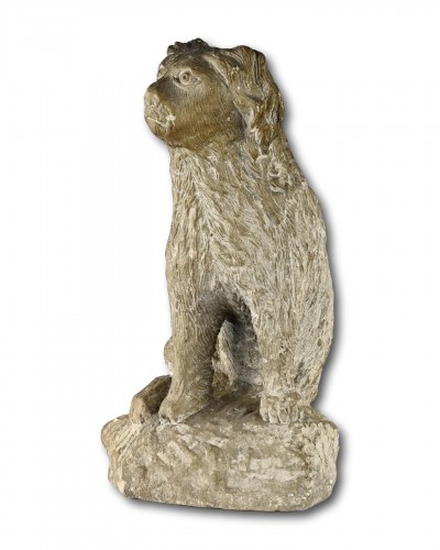 Antiquités - Primitive limestone sculpture of a seated spaniel, England 17th / 18th century