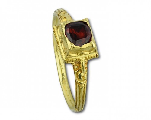 Renaissance gold ring with a table cut garnet, Western Europe late 16th ce - Antique Jewellery Style 