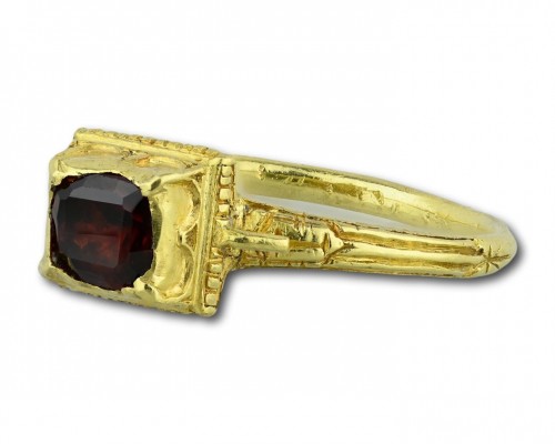 Renaissance gold ring with a table cut garnet, Western Europe late 16th ce - 