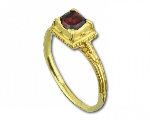 <= 16th century - Renaissance gold ring with a table cut garnet, Western Europe late 16th ce