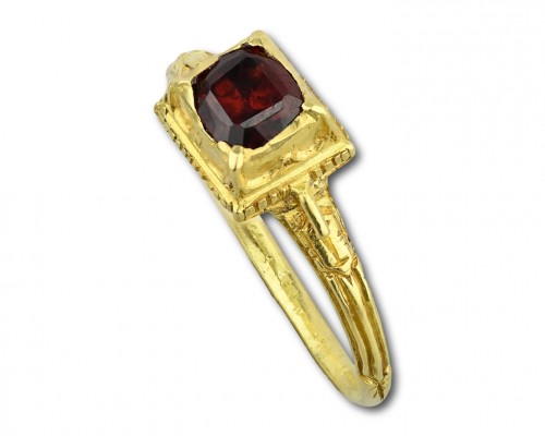  - Renaissance gold ring with a table cut garnet, Western Europe late 16th ce