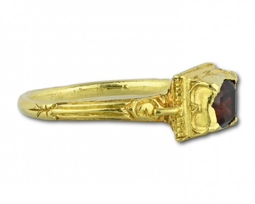 Antiquités - Bague Renaissance en or avec un grenat taille table, Europe occidentale fin du XVIe