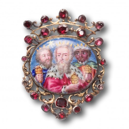 XVIIe siècle - Broche en or avec un émail des trois Mages