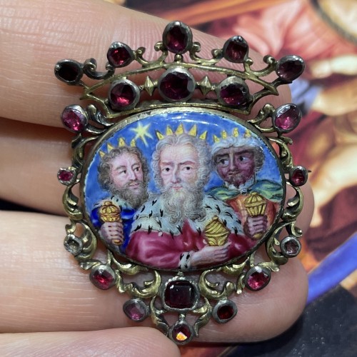 Antiquités - Gold brooch with an enamel of the three Magi