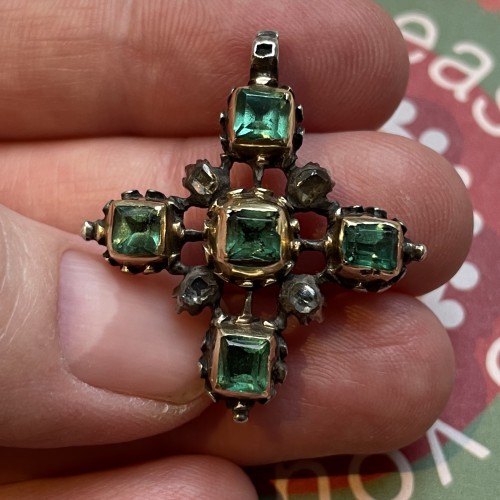 18th century - Gold and silver cross set with table cut emeralds and diamonds