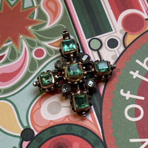 Antiquités - Gold and silver cross set with table cut emeralds and diamonds