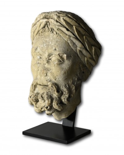 XIe au XVe siècle - Importante tête en pierre d'un empereur