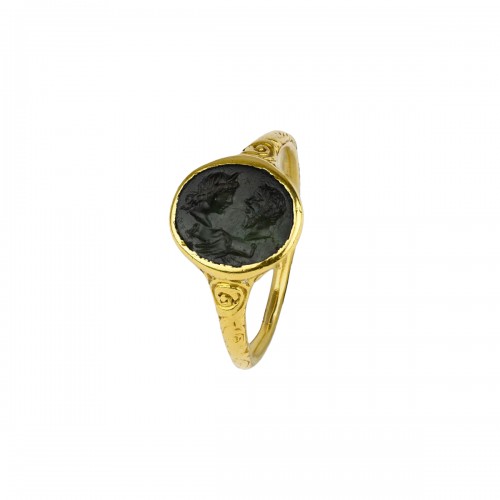 Renaissance gold ring with an ancient plasma intaglio